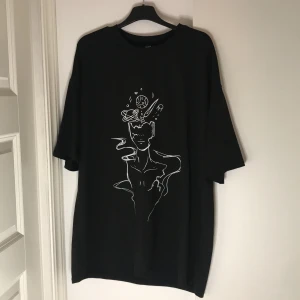 Oversized t-shirt - En oversized T-suger köpt på SHEIN med tryck 