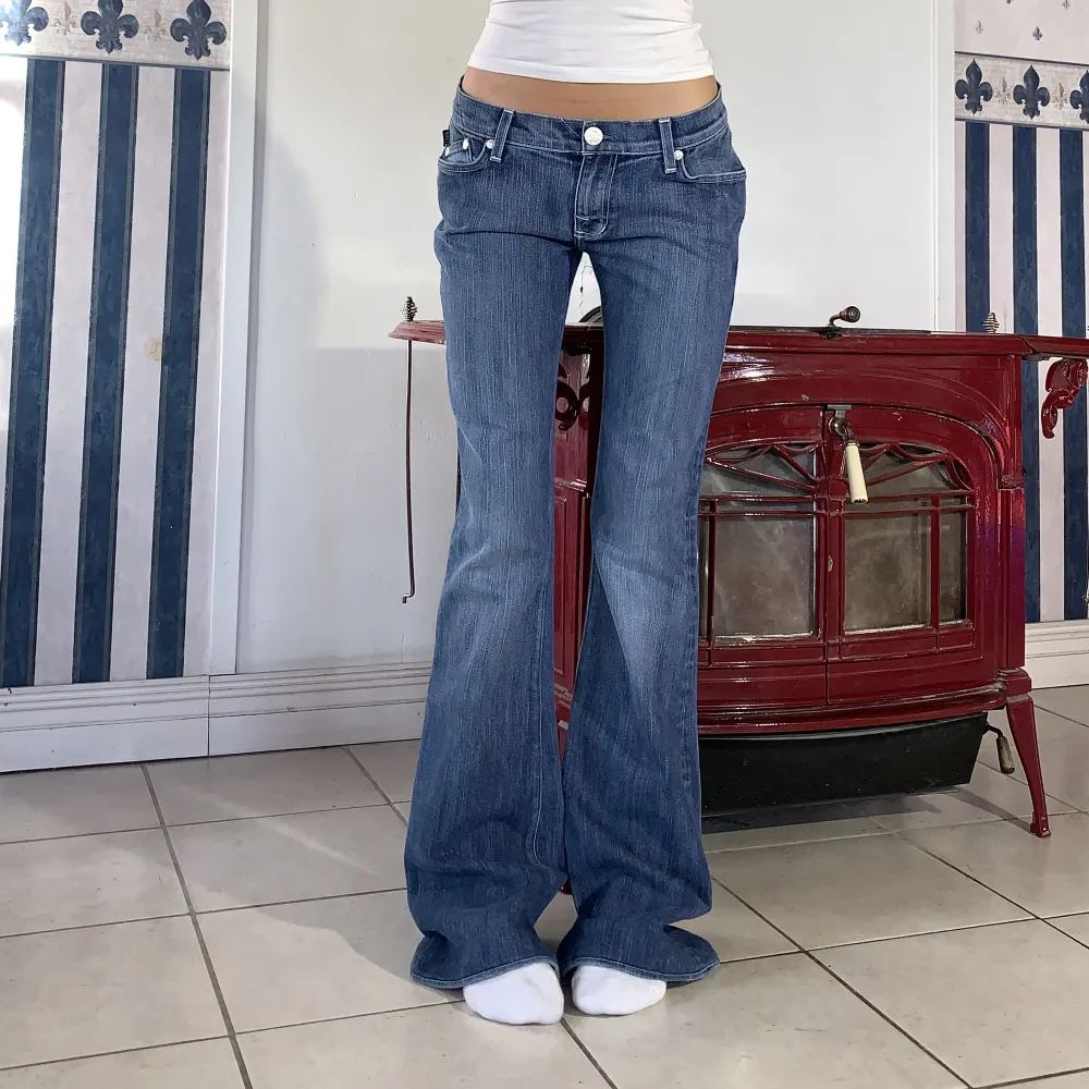 Låga vintage jeans i bootcut💗 midja 82cm & Innerben 86💗 som nya. Jeans & Byxor.