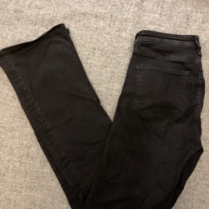 Bootcut jeans - Fina jeans med något att utsvänga ben nertill. Använt men fint skick. Står regular waist men sitter mer lågmidjat tycker jag 