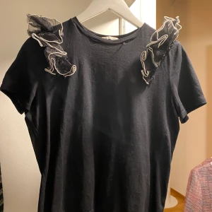 Svart t - shirt  - En svart t shirt från zara, finns inte längre och är väldigt fin. Den är i ett okej skicka men går att lösa💗. 