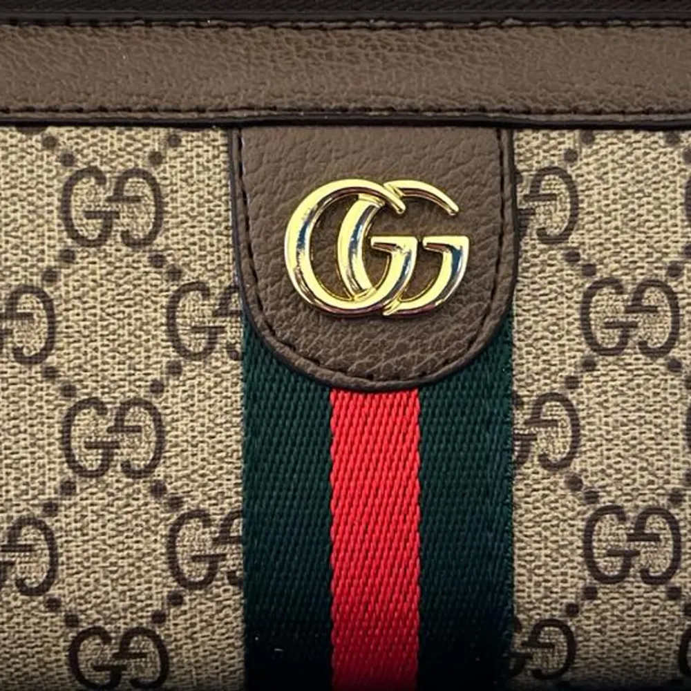 Its a brand new GUCCI new wallet(Ophidia GG continential wallet). . Väskor.