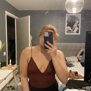 Vinröd topp - Vinröd v-ringad fest topp från H&M. Storlek S men stretchig så passar även M. Använd 2 gånger.