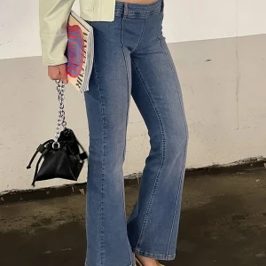 Jeans  - Jeans med låg midja och botcut! Nyskick från nakd köpt för 420!❤️