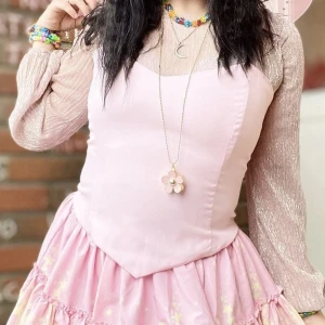 Ljusrosa korsettliknande topp - Gulligaste korsettliknande toppen. Dragkedja bak! Endast använd en gång av mig på halloween. Omärkt, uppskattar till M. Midja: 80cm, byst: 89cm. Har plastskenor i sig. Frakt tillkommer 💗