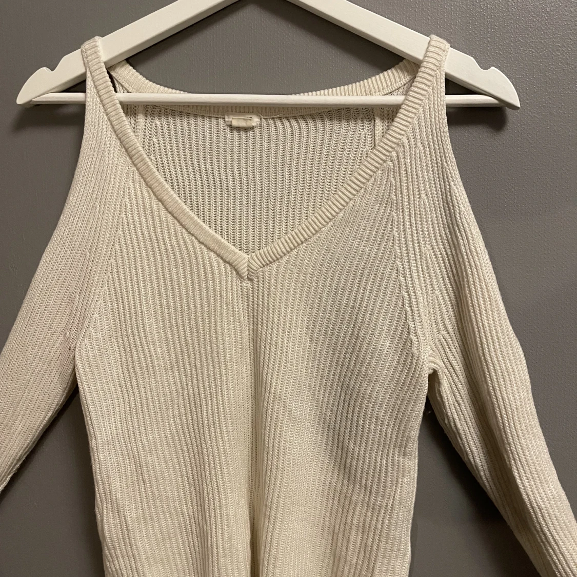 Open-shoulder tröja