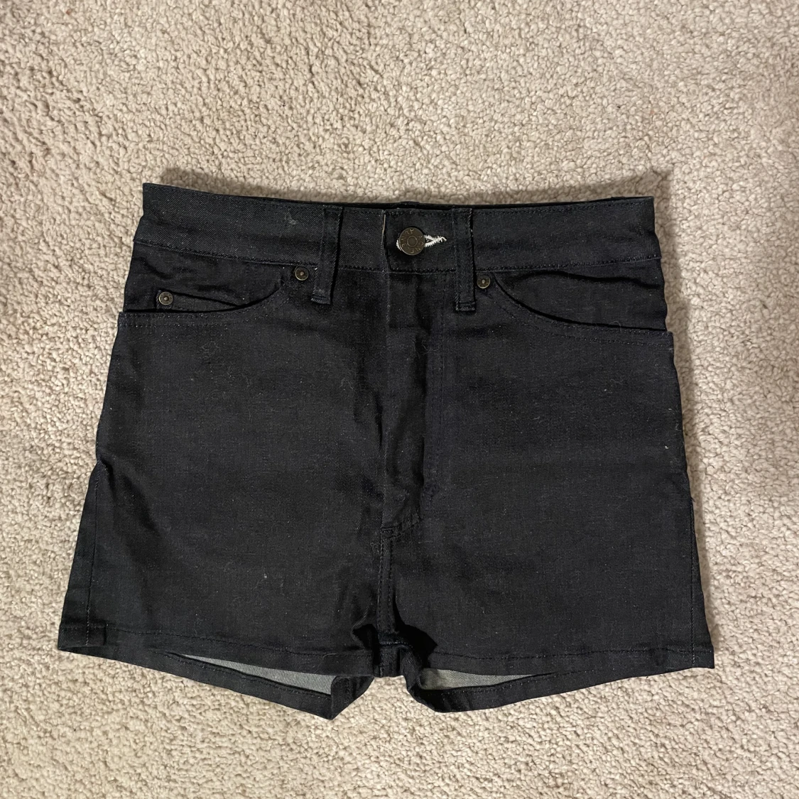 Mörkblå acne shorts  - 90