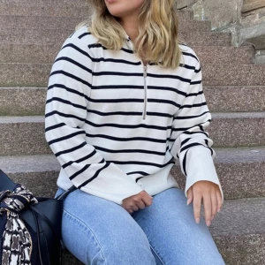 Randig tröja  - Säljer nu min jättefina randiga tröja då den inte kommer till användning. Jättebra skick då den inte använts så många gånger! Den har som en dragkjedja i mitten så man kan välja att ha den nere eller uppe så blir den lite poloaktig💕