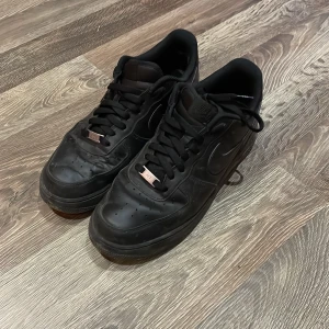 Nike air force 1 - Hej säljer mina skor för jag vill ha något nytt. Skick 8/10