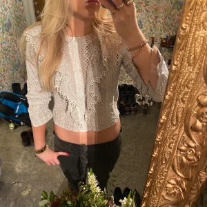 Blus med volanger - Sååå söt blus som är perfekt nu till våren