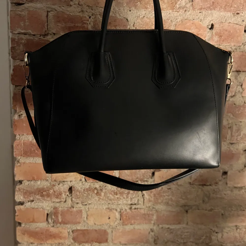 Säljer en svart väska från chiquelle som är sparsamt använd i mycket fint skick.  Det är den större varianten som har enligt hemsidan måtten: längd 30 cm (max 41 cm), höjd 30 cm samt bredd 19 cm. Väskor.