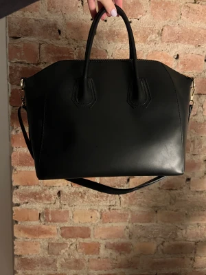 Chiquelle Luxury Leather Bag - Säljer en svart väska från chiquelle som är sparsamt använd i mycket fint skick.  Det är den större varianten som har enligt hemsidan måtten: längd 30 cm (max 41 cm), höjd 30 cm samt bredd 19 cm