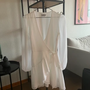 Vit omlottklänning - Anika Teller x NA-KD. Använd en gång. Skick som ny.