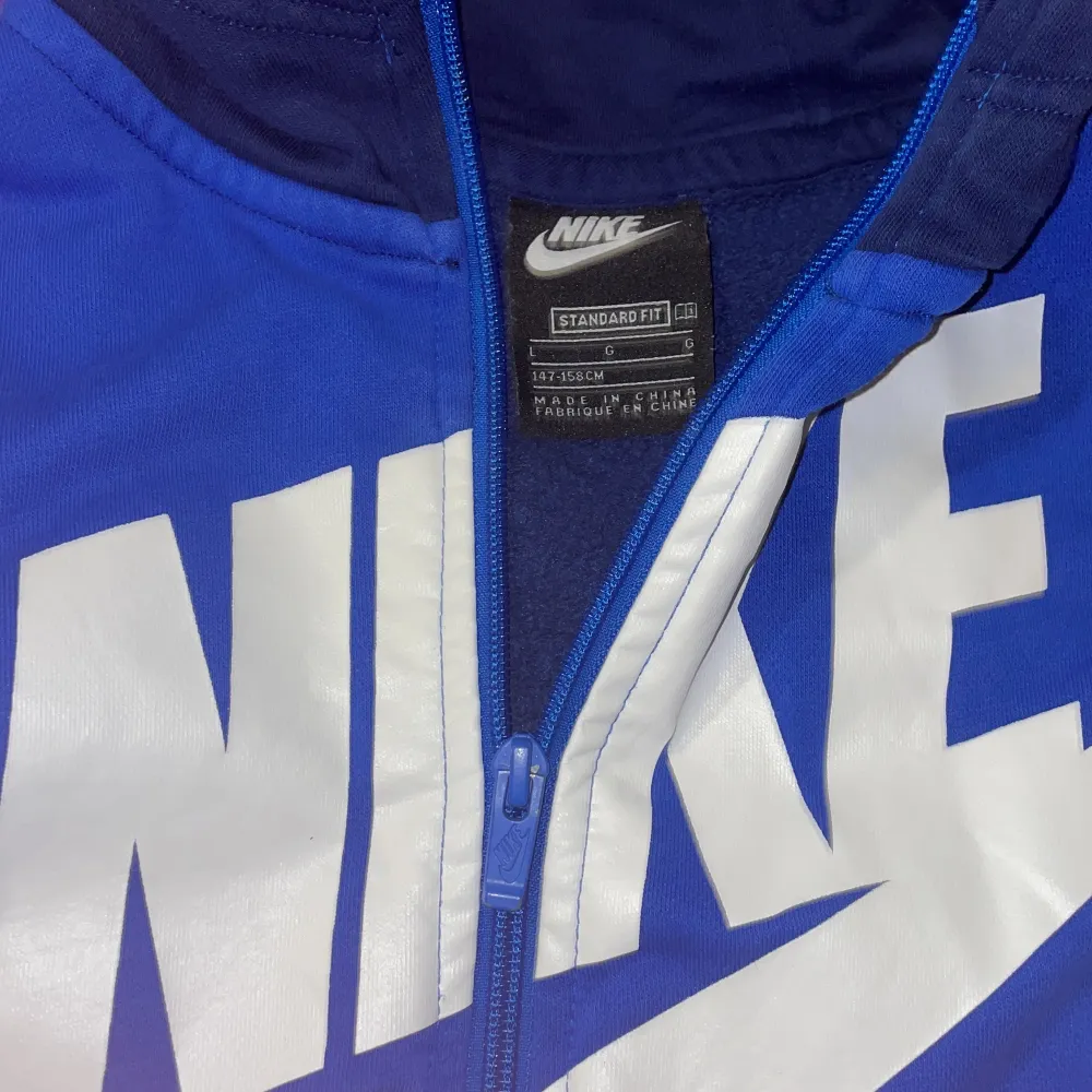 Blå Nike kofta som är i jätte bra skick. Säljer då den är för liten för mig. Funkar både för pojkar och flickor.. Tröjor & Koftor.