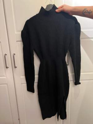 En svart stickad klänning från adoore. Nypris 1800. Storlek xs