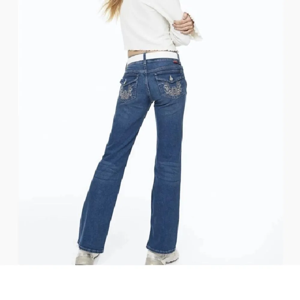 Säljer dessa byxor i storlek 42 (38,40). Jeans & Byxor.