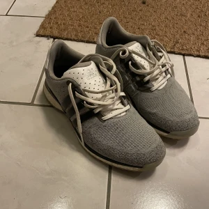 Adidas golfskor - Golfskor från Adidas som är använda en sommar. Skorna är vattentäta!