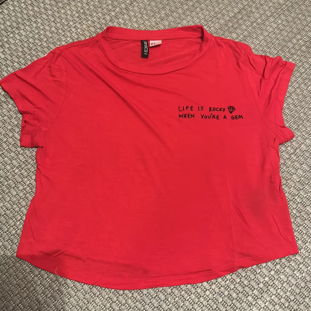 Röd T-Shirt i storleken M, kortare modell.. T-shirts.