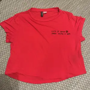 Röd T-Shirt i storleken M, kortare modell.