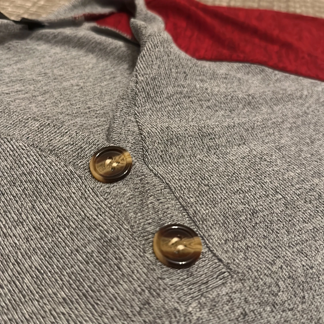 Röd/Grå topp med knappar  - 90