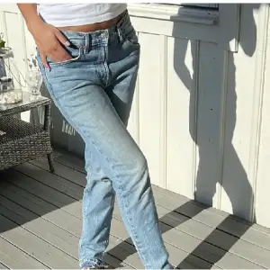 Säljer dessa snygga lågmidjade jeans köpta på Plick men passade inte riktigt mig i smaken. Pris kan diskuteras🫶🏻(Bilderna år lånade)  Hör av er om ni vill ha fler bilder, vill veta mått eller liknande 