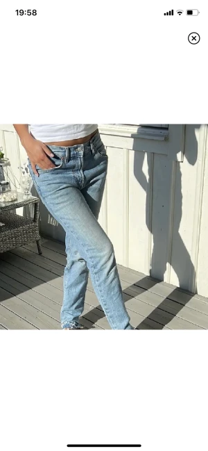 💞Lågmidjade jeans💞 - Säljer dessa snygga lågmidjade jeans köpta på Plick men passade inte riktigt mig i smaken. Pris kan diskuteras🫶🏻(Bilderna år lånade)  Hör av er om ni vill ha fler bilder, vill veta mått eller liknande 