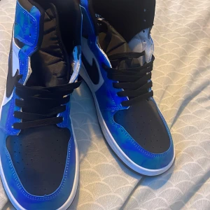 Jordan 1 mid - Fick dessa i födelsedagspresent, men faller mig ej i smaken, väljer därför att sälja dem☺️ helt oanvända.