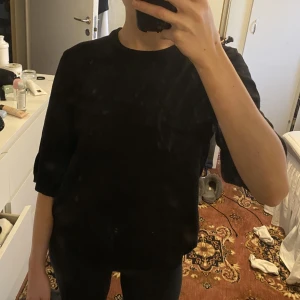 Stickad T-shirt  - Stickad tröja med halvlång arm som jag aldrig använt. Storlek M men funkar för mindre också❤️