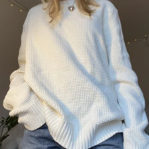 Vit stickad tröja - Vit stickad tröja från J. Lindeberg , sitter oversized på mig som har S 💕