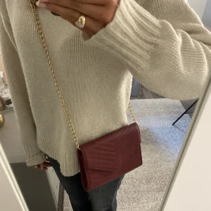 Fin väska - Så snygg väska i snyggaste röda färgen, köparen står för frakt ❤️