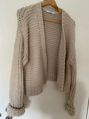 Beige chunky stickad kofta Nakd  - Oanvänd beige chunky stickad kofta från Nakd. Storlek S-M.   Nypris: 599:-