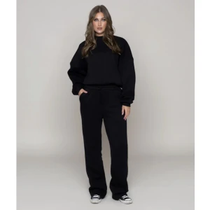 Lxa set - Har ett svart Set från Lxa, byxorna är i xxs men stora så passar xs/s och sweatshirtsen är i stl Xs. Nypris 599kr/del alltså ca 1200kr för allt, jag tänkte mig 500kr för hela setet