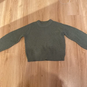 Grön stickad tröja - Skön och varm tröja. Väl använd men det syns inte