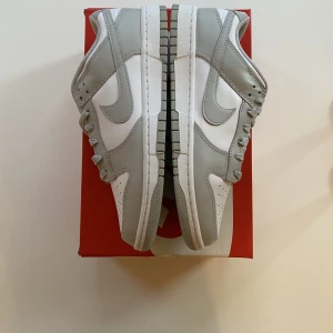 Nike Dunk Low ”Grey Fog” - Hej! Jag säljer ett par helt nya Nike Dunk Low ”Grey fog” i storlek 44,5 för 2100kr ink frakt!👟🤍 fraktar samma eller dagen efter betalning! 🚚 Bara att höra av dig vid frågor och för fler bilder!💞😊
