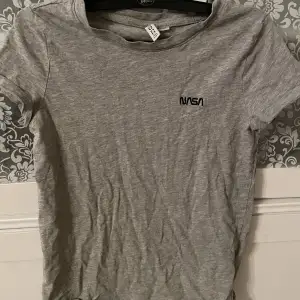 En grå basic t-shirt från hm som jag också säljer för att den inte kommer till användning