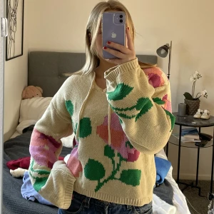 Stickad tröja med stora armar - Supersöt tröja perfekt till vår/sommarkväll. Ganska varm och tjock. Använd ett par gånger och köpt från lindex. Passar S/M/L