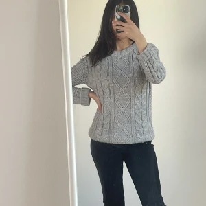 Stickad tröja - Mysig grå stickad tröja med 15%ull. Den är i ok skick. Får alltid massa komplimanger när jag har den men måste sälja för har för mycket kläder i garderoben redan😅