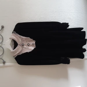 Ledin klänning - Köpt på Ledins hemsida för ca 500kr och används knappt, är 162 och upplever att midjan hamnar lite högt upp annars fin skick!