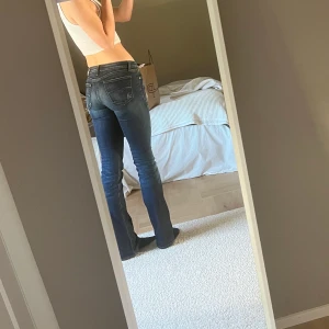 Replay jeans - Så sjukt snygga replay jeans men säljer då jag har för mycket kläder tyvär.. Dom är storlek W 27 och L 34 Jag är 170cm och dom är bra längd på mig! Kan frakta eller mötas upp i stockholm 