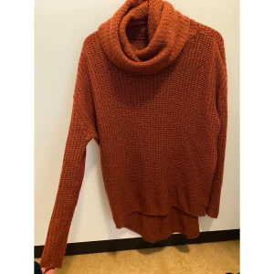 Mörkröd mjuk stickat tröja - Tröja från vero Moda. Strl M Väldigt mjuk, längre bak   Frakt 25kr
