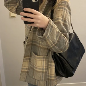 Vår jacka - Säljer denna super söta vår jackan, perfekt skick då jag aldrig använt den ute mer än 1 gång. Pris kan diskuteras💕 köparen står för frakt