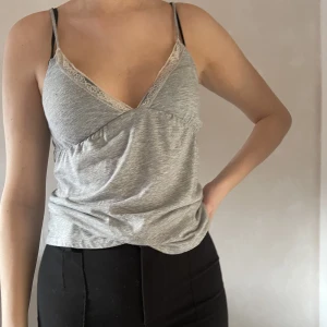 Grått linne  - Grått linne med liten spetsdetalj. Sitter jättefint och skönt <3