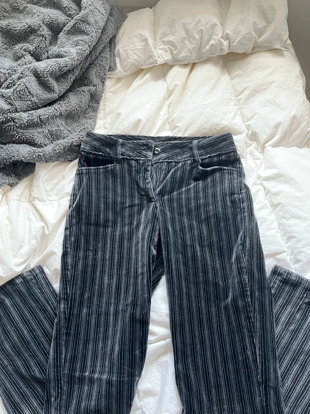 Jättesnygga mörkblå manchesterbyxor som tyvärr är lite små för mig😕Köpte dom här på plick 200+frakt!🫶🏼🫶🏼. Jeans & Byxor.