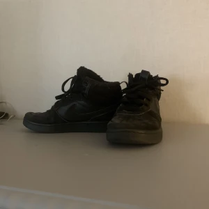 Nike skor - Jätte fina Nike skor i bra skick🥰 Med lurv inuti 🥰