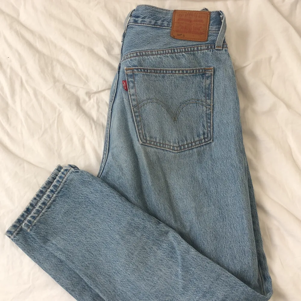 Levi’s 501 slim, storlek 29:30, lätt slitna på innerlåret . Jeans & Byxor.