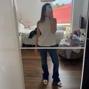 Stickad topp!! - Säljer denna skitsnygga toppen ifrån zara i storlek M men som passar mig på bilden som vanligtvis bär Xs - S 🤎🤎 