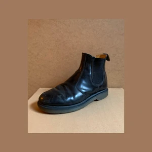 Dr. Martens Chelsea Boots - Style: 2976 Black Smooth Size: EU 38 / UK 5 Secondhand/Good Condition - broken in, clearly worn & a bit scuffed