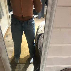 Livi’s jeans 501 storlek W33L32 - Knappt använd så är som nya det finns stretch i dom och sitter Jettebra på en 