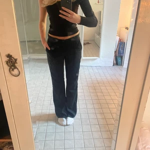 Lågmidjade kostymbyxor  - Säljer dessa snygga långa kostymbyxor i stl s, några sömmar som har lossnat litegrann längst ner på byxan men går nog enkelt att sy igen o inget som märks!❤️