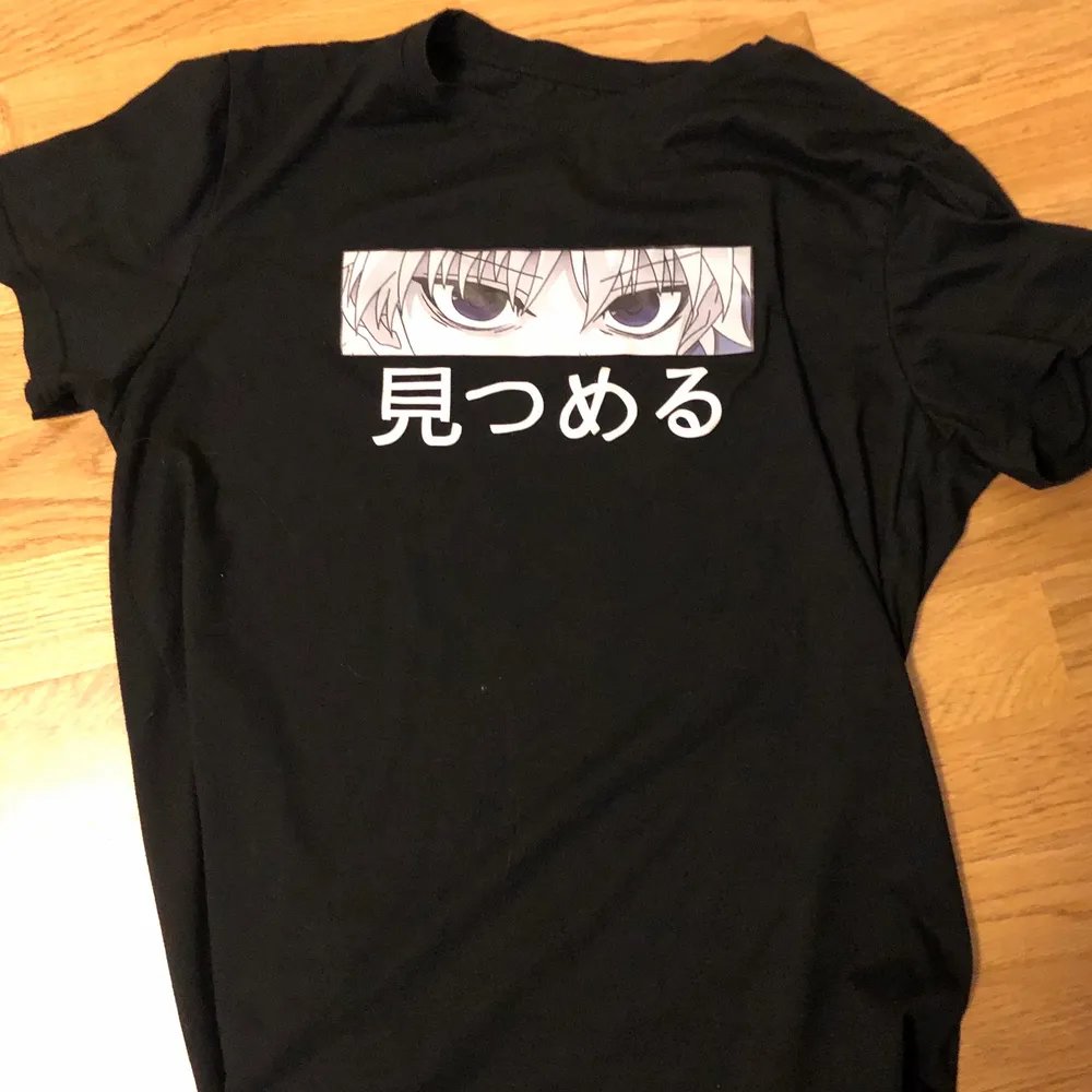 Här är en hunter x hunter merch tshirt av Killua! Säljes pga tappat intresse och inte min stil längre men den är jättemysig. Jag tror det står ”I see you” eller något sånt (om jag minns rätt). Tvättas innan den skickas! Totalpris: 65kr!. T-shirts.