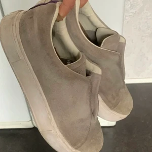 Eytys Doja Slip-On Suede  - Pågrund av oseriösa köpare så lägger jag upp denna igen. Säljer mina gråa Eytys Doja Slip-On Suede i storlek 39/40. Säljer då jag inte använder dem längre. Välanvända därutav priset. ❤️ 